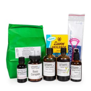 Das Paket enthält Frühjahrselexier, Phytotropfen, Heilerde, Multivitamin/ Nährstoff -Mischung, Detox Öl, eine Ölmischung zum Ölziehen, Zungenschaber, Kräuterteemischung, Anleitung für die Kur.
