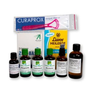 Das Paket enthält Frischpflanzenauszüge, Phytotropfen, Heilerde, Mineralstoffe, Detox Öl, eine Ölmischung zum Ölziehen, einen Zungenschaber und die Anleitung für die Kur.