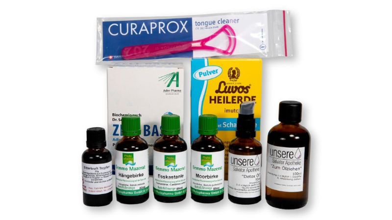 Das Paket enthält Frischpflanzenauszüge, Phytotropfen, Heilerde, Mineralstoffe, Detox Öl, eine Ölmischung zum Ölziehen, einen Zungenschaber und die Anleitung für die Kur.