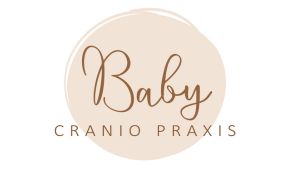 dunkelbrauner Schriftzug - Baby Cranio Praxis auf hellbraunem runden Hintergrund