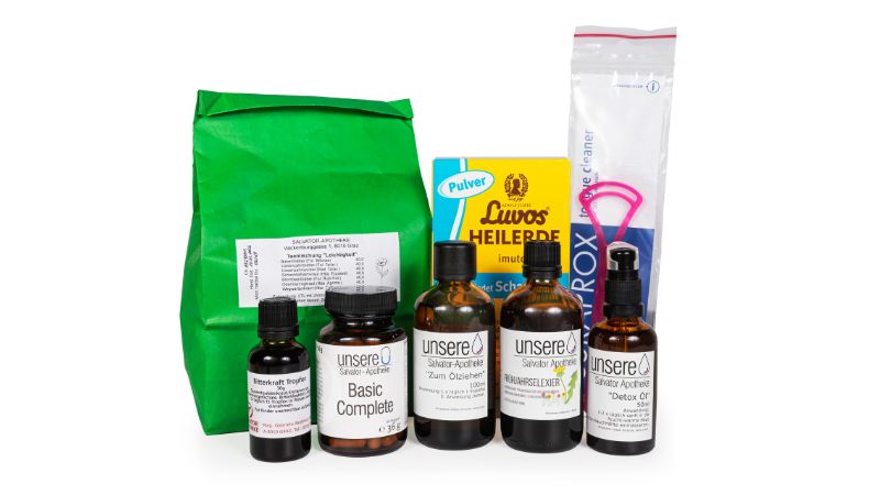 Das Paket enthält Frühjahrselexier, Phytotropfen, Heilerde, Multivitamin/ Nährstoff -Mischung, Detox Öl, eine Ölmischung zum Ölziehen, Zungenschaber, Kräuterteemischung, Anleitung für die Kur.