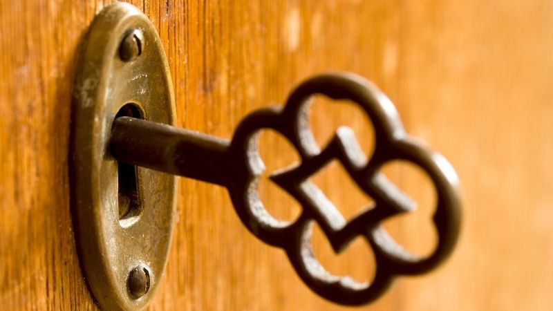 alter schlüssel steckt in einem schloss
